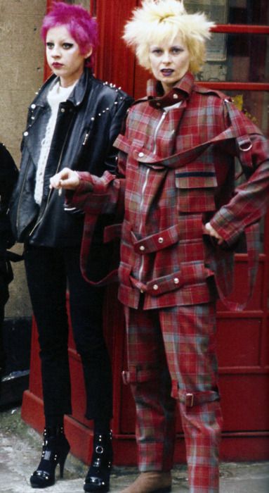 Vivienne Westwood dressed in a typical 70s punk outfit 70s Punk Outfits, Vivienne Westwood Punk, Punks 70s, 1970s Punk, Punk Mode, 70s Mode, Vivienne Westwood Dress, Fashion Nail Art, 70s Punk