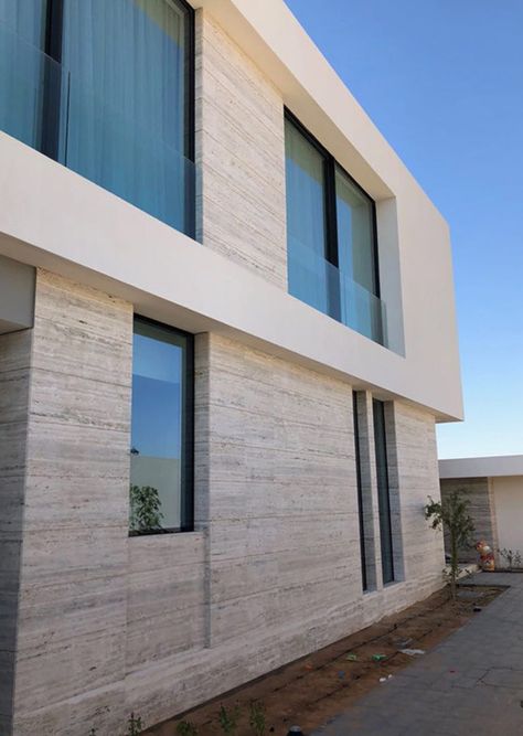 Natural Stone Facade, Beach Villa Design, Vein Cut, Stone Exterior Houses, Brighton Houses, Stone Wall Design, Exterior Wall Tiles, House Cladding, Stone Facade