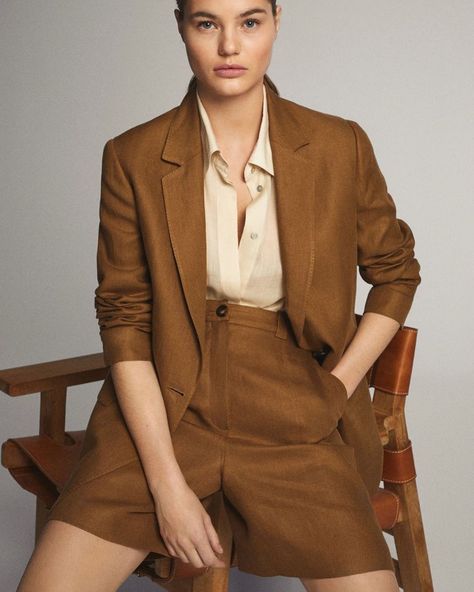 Neutral Style (@neutral.style) • Foton och videoklipp på Instagram Brown Elegant Outfit, Linen Blazers Women, Linen Shirt Outfit, Massimo Dutti Women, Outfit For Summer, Women Blazers, Elegant Outfit Classy, Women Suits, Casual Chique