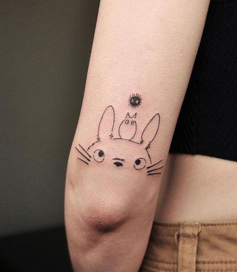 Tattoo Ideas Ghibli, My Neighbor Totoro Tattoo, Totoro Tattoo, Tatuaje Studio Ghibli, Ghibli Merch, Anime Tattoo Ideas, Ghibli Tattoo, Anime Tattoo, Cute Tiny Tattoos