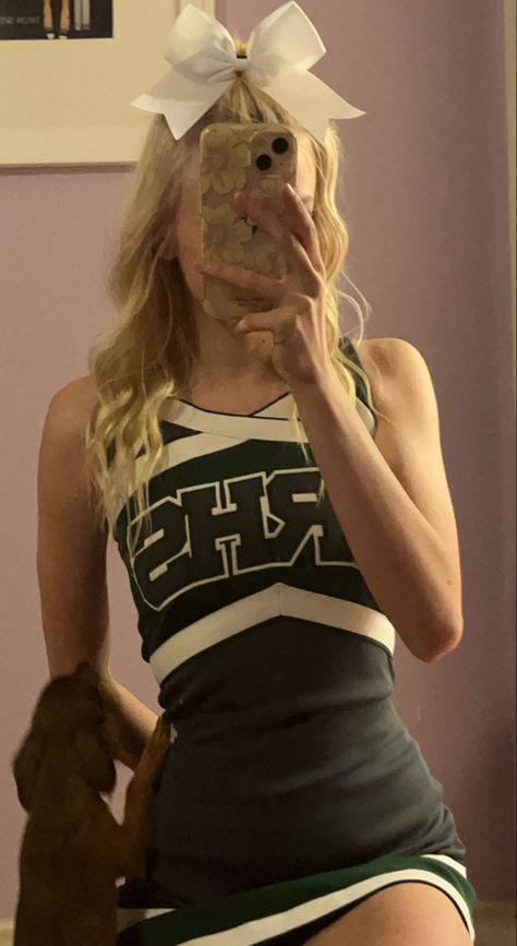 Cute Cheer Hairstyles, Cheer Photo Poses, Cheer Photo, Cheerleader Outfit, Cheerleading Photos, Cute Cheer Pictures, Cheers Photo, Cheer Poses, Cheerleading Hairstyles