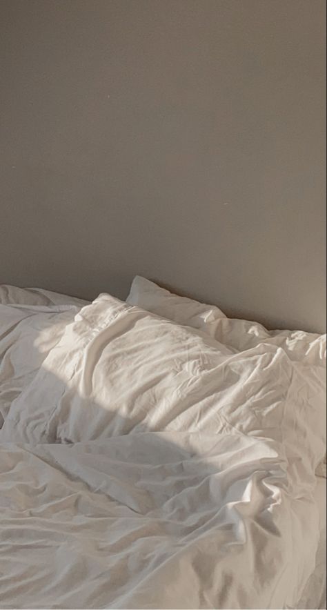 Bed Sheets Aesthetic White, White Bed Sheets Aesthetic Wallpaper, White Bedding Ardthetic, White Silk Blanket Wallpaper, White Bedsheet Background, Bed Aesthetic, Messy Bed, Clean Life, Painting Subjects