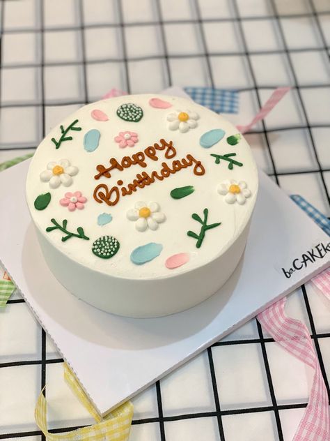 Birthday Pasta Ideas, Model Kue Ultah Aesthetic, Cake Birthday Korea, Birthday Cake Korean, Korean Bento Cake, Kue Fondant, Cake Korean, Cake Custom, Cake Simple