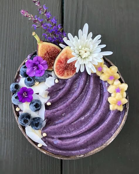 GiveMeCocos🌴 Coconut Bowls✌🏽 on Instagram: “Happy Friday! 🤩 Nothing better for starting the weekend than a smoothie bowl! Always better served in coconut bowls🥥 Remember there is only…” Banane Aesthetic, Coconut Curls, Nutrition Design, Blueberry Bowl, Coconut Aesthetic, Sweet Potato Toppings, Acai Bowls Recipe, Healthy Bowls Recipes, Coconut Bowls