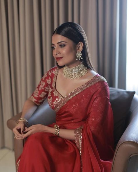 Jari Work Blouse Designs, Red Saree Ideas, Red Saree Engagement Look, Red Engagement Saree, Jari Saree Blouse Designs, Red Saree Contrast Blouse, Embellished Red Saree For Diwali, Red Saree With Mirror Work For Reception, Red Blouse Saree