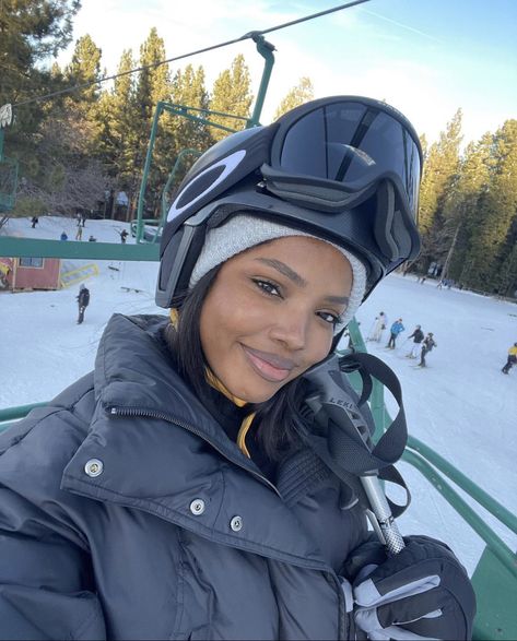 Ryan Destiny Aesthetic, Black Girls Winter Outfits, Aspen Aesthetic, Ski Outfit Ideas, Snow Outfit Ideas, Aspen Skiing, Black Women Aesthetic, Girls Ski Trip, Ski Trip Aesthetic