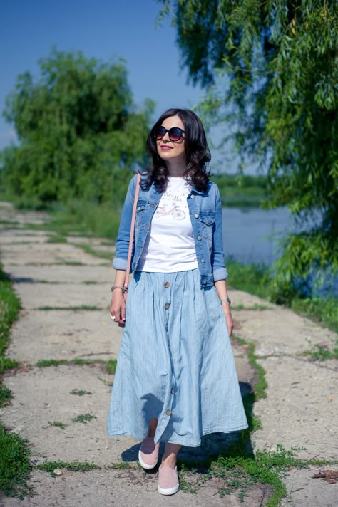 Sneakers Summer Outfit, Maxi Jeans Skirt, Jeans On Jeans, T Shirt With Jeans, Shirt With Jeans, Miss Green, Pretty Dresses Casual, Bodycon Outfits, Celebrity Casual Outfits