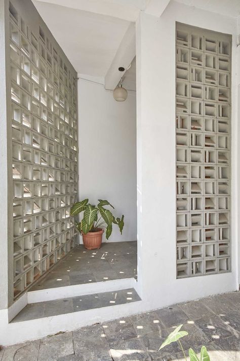 Window Ideas Aesthetic, Bedroom Window Ideas, Loster Beton, Terrace House Exterior, Roster Beton, Breeze Block Wall, Window Ideas, Bedroom Window, Tropical House