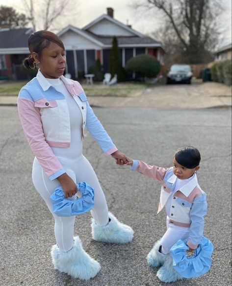 Mommy Daughter Photography, Matching Mommy Daughter Outfits, Mommy Daughter Photoshoot, Mommy Daughter Pictures, Kids Outfits Daughters, Mommy And Baby Pictures, Mom Daughter Outfits, Mommy Daughter Outfits, Daughter Outfits