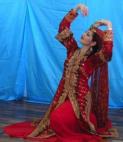 Persian - and in my favorite color combo for dancing! Mesopotamian Clothing, Iranian Clothing, Persian Costume, Iranian Clothes, Priestess Costume, Persian Dance, Orientation Outfit, Persian Princess, Belly Dancing Classes