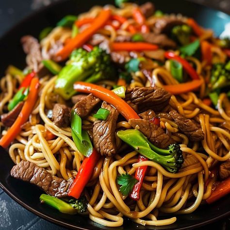 Beef Low Mein Easy, Beef Lomein Recipes Chinese Food, Ground Beef Lo Mein, Beef Lo Mein Recipe Chinese Food, Beef Lo Mein, Steak Lo Mein Recipe, Honey Garlic Beef Stir Fry, Steak Lo Mein, Beef And Brocolli Lo Mein