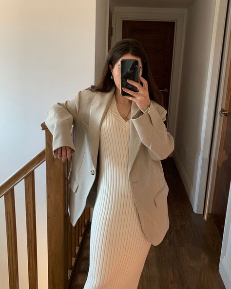 Blazer With Dress Outfit, Cream Dress Outfit, Cream Blazer Outfit, Beige Blazer Outfit, Blazer With Dress, Outfit Cream, Midi Dress Outfit, Blazer Outfits Casual, Capsule Closet