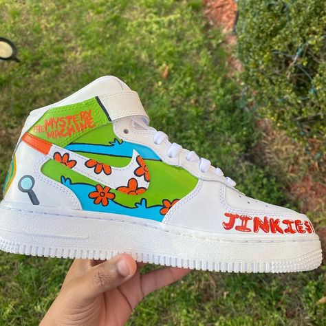 匚丨卂尺卂✨ on Instagram: “Scooby Doo where are you?!🔎 • • •First Pair of Custom Hightop Air Force 1s I ever done and not too shabby😭 • • •#youngblackartists…” Spongebob Shoes Nike, Scooby Doo Custom Shoes, Scooby Doo Painted Shoes, Rugrats Air Force 1, Cartoon Custom Air Force 1, Scooby Doo Costumes, Young Black, Air Force Sneakers, Air Force 1