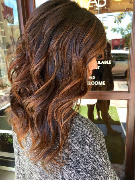 Rose gold and caramel balayage and waves on brunette hair Balayage Long Hair Brunettes, Butterscotch Balayage, Brunette Caramel Balayage, Balayage Hair Lob, Balayage Hair Brunette Long, Balayage Hair Bob, Balayage Hair Rose, Miranda Hobbes, Balayage Hair Morenas