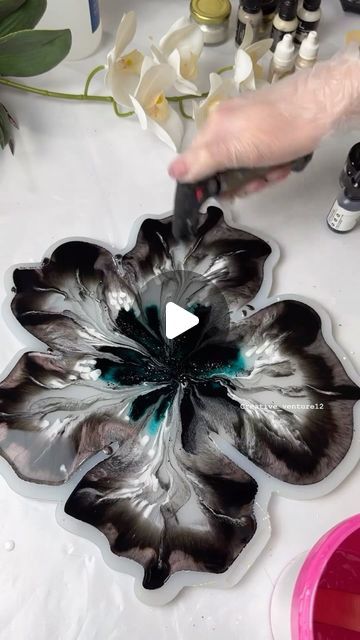 Resin Design Ideas, Resin Art Ideas, Crochet Flower Hat, Epoxy Art, Resin Crafts Tutorial, Diy Resin Projects, Resin Pour, Good Color Combinations, Flower Hat