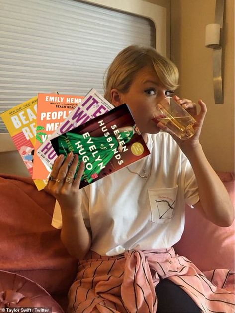 Taylor Swift Reading A Book, Taylor Swift And Books, Taylor Swift Reading, Taylor Swift Books, Taylor Swift Twitter, Taylor Swift Book, Swift Wallpaper, Dream Aesthetic, Taylor Swift Wallpaper