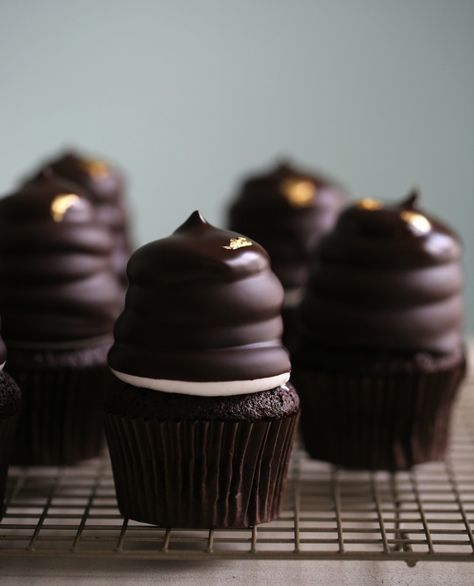 I love these cupcakes, these chocolate cupcakes are topped with fluff. Afterwards, they are dipped in dark lush chocolate, and btw I always eat the top first, my goodness it is so good! I hope you will try these hi-hat cupcakes. Hi-hat Cupcakes ( VIDEO COMING SOON) 1 2/3 cup (200 g) all-purpose flour ½ cup Chocolate Dipped Cupcakes, Hat Cupcakes, Cupcake Videos, High Hat, Cupcake Tray, Cupcake Bouquet, Pastry Desserts, Yummy Cupcakes, Pastry Cake