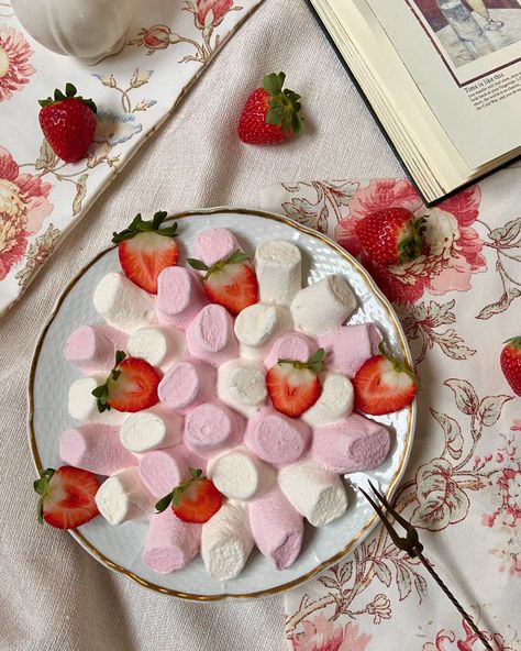 Delicious marshmallows served on plate · Free Stock Photo Dark Photo Ideas, Strawberry Gifts, Glitter Photography, Floral Tablecloth, Chocolate Strawberry, Chocolate Strawberries, Cute Desserts, Fresh Strawberry, Pretty Food