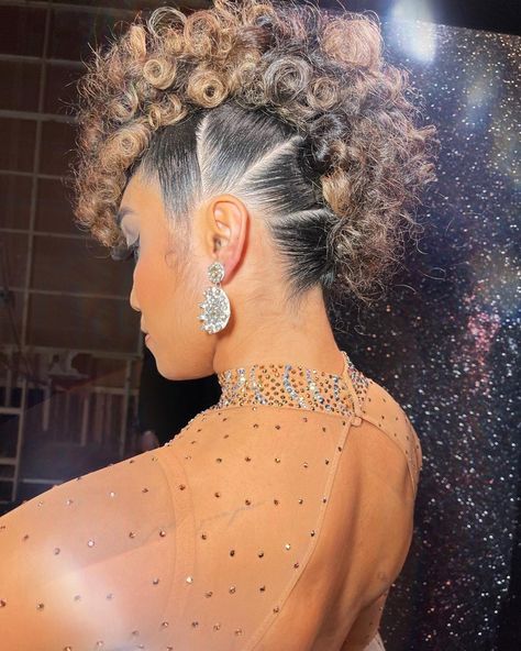 Curly Hair Faux Hawk Women, Natural Hair Faux Hawk, Faux Hawk Short Hair, Natural Mohawk Styles For Black Women, Punk Rock Hairstyles For Women, Hawk Hairstyles For Women, Curly Punk Hair, Faux Hawk Hairstyles For Women, Mohawk Hairstyles For Black Women