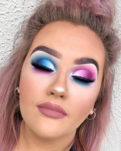 A M Y • L O U I S E 🌈 on Instagram: “Bubblegum realness 🍬 Again using the @jamescharles X @morphebrushes #unleashyourinnerartist palette 🌈 For the blue eye I used shades…” Rosa Make-up, Soft Make-up, Maquillage Yeux Cut Crease, Make Up Designs, Idee Babyshower, Pink Eye Makeup, Colorful Eye Makeup, Makeup Eye Looks, Creative Eye Makeup