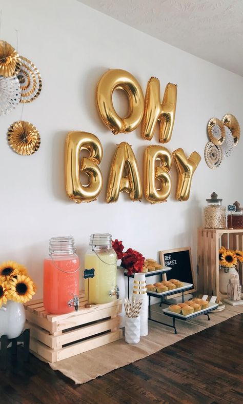 Baby Shower Office Decorations, Babyshowerparty Ideas Simple, Party Decor No Balloons, Minimal Gender Reveal Party, Baby Shower For Coworker, Baby Shower Inspo Gender Neutral, Office Baby Shower Decor, Baby Shower Work Party, Living Room Baby Shower Ideas