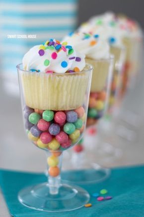 Plastic Wine Glass Cupcake Stand. So colorful! Get plastic wine glasses from the dollar store. DIY cupcake stands. Great idea! Glass Cupcake Stand, Diy Cupcake Stand, Diy Cupcake, Cupcake Stands, Diy Cupcakes, Brunch Buffet, Diet Vegetarian, Cupcake Stand, Party Treats