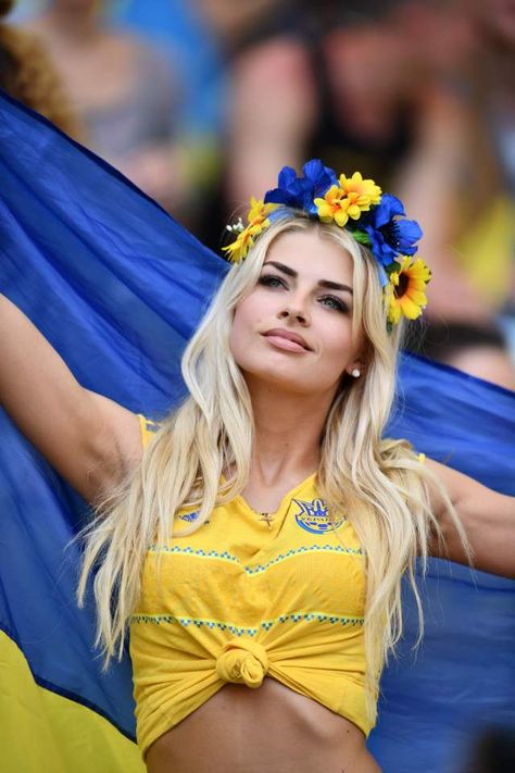 The Ukraine fan draped in her country's blue and yellow colours Ukraine Women, Ukraine Girls, Soccer Girl, Sporty Girls, Womens Football, Blue And Yellow, Sport Girl, Blonde Girl, Sports Women