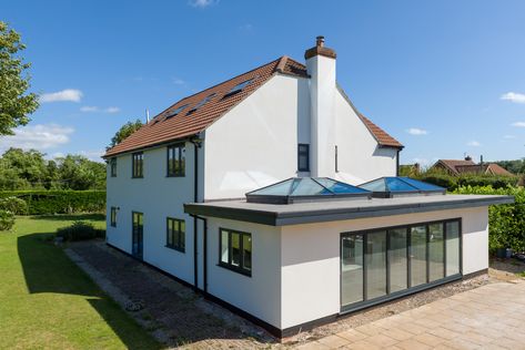 5 Best Flat Roof Extension Ideas | Homebuilding Flat Roof Extension Ideas, Extension Roof Ideas, Orangery Extension Kitchen, Flat Roof Design, Kitchen Conservatory, Flat Roof Extension, Single Storey Extension, Grey Windows, Aluminium Sliding Doors