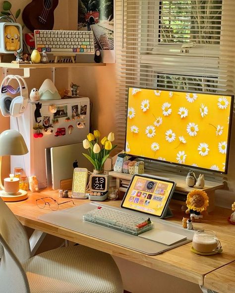 Cozy Work Desk, Yellow Desk Aesthetic, Cozy Office Setup, Office Set Up Ideas Layout, Desk Space Aesthetic, Office Ideas For Small Space, Small Desk Setup Ideas, Work Space Aesthetic, Yellow Office Decor