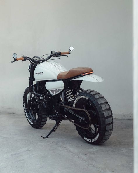 Mini Bikes Custom, Scrambler Moto, Adventure Bike Motorcycles, Custom Bikes Cafe Racers, Brat Bike, Cafe Racer Helmet, Honda Scrambler, Cafe Racer Moto, Moto Scrambler