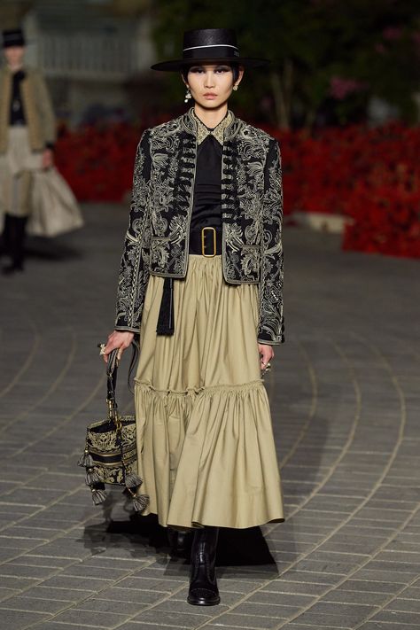 Christian Dior Resort 2023 Fashion Show Collection: See the complete Christian Dior Resort 2023 collection. Christian Dior Resort 2023, Dior Resort 2023, Resort 2023 Fashion, Dior 2023, Dior Fashion Show, Resort 2023, Dior Fashion, Dior Couture, 2023 Collection