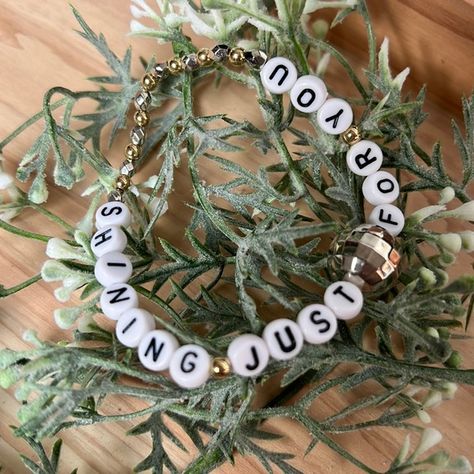 Taylor Swift Mirrorball Friendship Bracelet Mirrorball Bracelet Taylor Swift, Mirrorball Friendship Bracelet, Mirrorball Bracelet, Mirrorball Party, Friendship Brackets, Harry Potter Friendship, Taylor Bracelet Ideas, Taylor Swift Friendship Bracelet Ideas, Taylor Swift Mirrorball