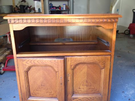 Thrifted TV Stand Makeover with Two-Tone Stain and Paint Repurposed Small Cabinet, Tv Stand Upcycle, Antique Tv Stands, Painted Tv Stand, Tv Stand Makeover, Small Tv Cabinet, Old Tv Stands, Cabinet Makeover Diy, Retro Tv Stand