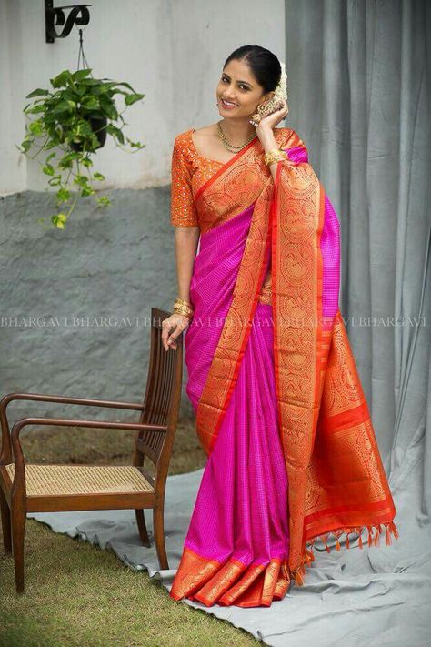 Looks Saree Colour Combination, Sari Poses, Grand Saree, Bhargavi Kunam, Sari Designs, Saree Pic, South Indian Silk Saree, Designer Silk Saree, Kerala Saree Blouse Designs