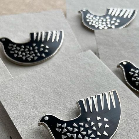 Beading Jewelery, Animal Silhouette, Bird Brooch, Brooches Handmade, Jade Jewelry, Little Bird, Pen Drawing, Pin Brooch, Enamel Pin