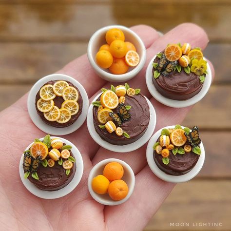 Miniature chocolate and orange cakes, with macarons and monarch butterflies. Coming up in my next drop - Sunday the 22nd at 8pm NZST/9am BST/3am CDT. . . . . . #miniature #miniaturecakes #jaffa #monarchbutterfly #oranges #chocolateandorange #miniaturefood #polymerclay Cakes With Macarons, Miniature Drinks, Polymer Clay Sweets, Orange Cakes, Food Clay, Amazing Miniatures, Mini Sculptures, Orange And Chocolate, Miniature Cakes