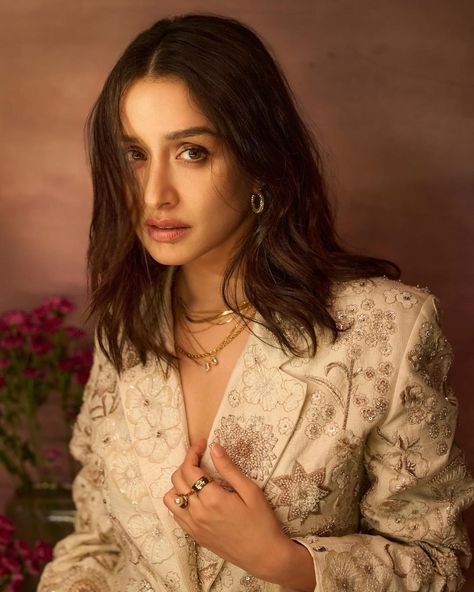 Shraddha Kapoor Diwali Photos, Shraddha Kapoor Cute, Beautiful Haircuts, Best Makeup Artist, Bollywood Wedding, Bridal Makeup Looks, Aesthetic Picture, Indian Cinema, Shraddha Kapoor