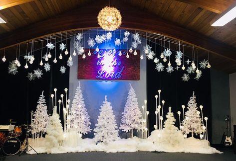 Christmas stage idea  Church stage decor Childrens Ministry Christmas, Christmas Stage Decorations, Christmas Concert Ideas, Christmas Stage Design, Christmas Parade Floats, Church Christmas Decorations, Stage Ideas, Christmas Stage, Decoration Vitrine