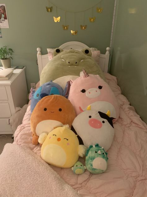 Bed Full Of Stuffed Animals, Bed Full Of Plushies, Tiktok Grunge, Squish Mallows, Cute Squishies, Easy Crochet Animals, Bear Shop, Cute Room Ideas, Cute Stuffed Animals