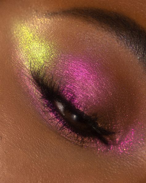 Multi Chrome Eyeshadow Looks, Duo Chrome Eyeshadow Looks, Multichrome Eyeshadow Looks, Chrome Eyeliner, Chrome Makeup, Chrome Liquid, Chrome Eyeshadow, Alien Superstar, Pink Eyeliner