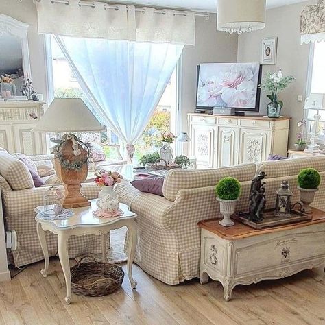 Country Romance Living Room, Small Sitting Rooms, Granny Chic Decor, Wood Burning Stoves Living Room, Living Room Decor Country, English Cottage Decor, Luxe Furniture, Elegant Living Room Decor, Beige Living Rooms