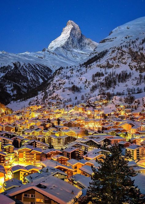 Zermatt Switzerland Winter, Switzerland Christmas, Switzerland Travel Guide, Switzerland Mountains, Zermatt Switzerland, Earth Pictures, Interlaken, Countries To Visit, Switzerland Travel