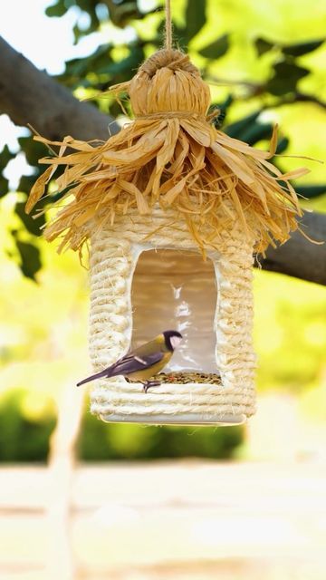 Garden Ideas With Plastic Bottles, Rustic Bird Feeders, Bird Feeder Stands, Make A Bird Feeder, Bird Feeder Craft, Homemade Bird Houses, Birdhouse Craft, Bird Houses Ideas Diy, Bird House Feeder