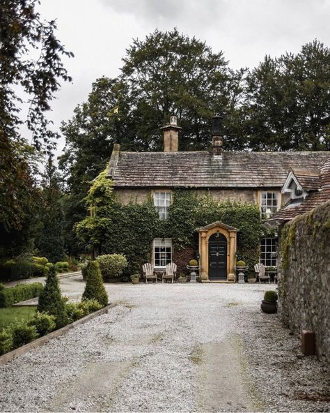 Jasper Conran’s 17-Century Dorset Manor Cottage Airbnb, Best Patio Furniture, English Manor Houses, British Country, English Manor, Patio Furniture Ideas, English Cottage, Dream House Exterior, Garden Cottage