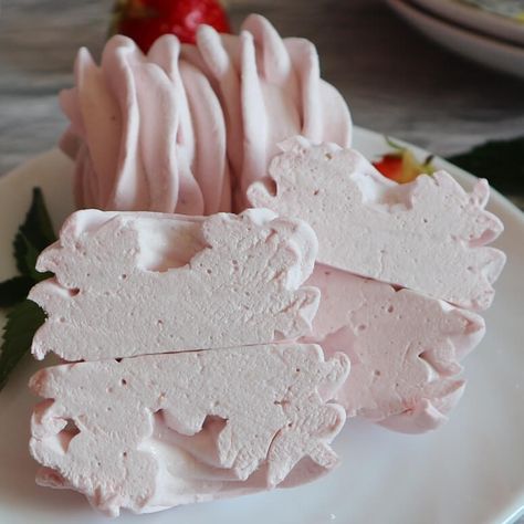 Berry zephyr – easy recipe that is sure to succeed with a quick drying time Hummingbird Cake Recipes, Marshmallow Flowers, Candy Drinks, Peanut Recipes, Cookie Bouquet, Homemade Sweets, Recipes With Marshmallows, Strawberry Puree, Easy Baking