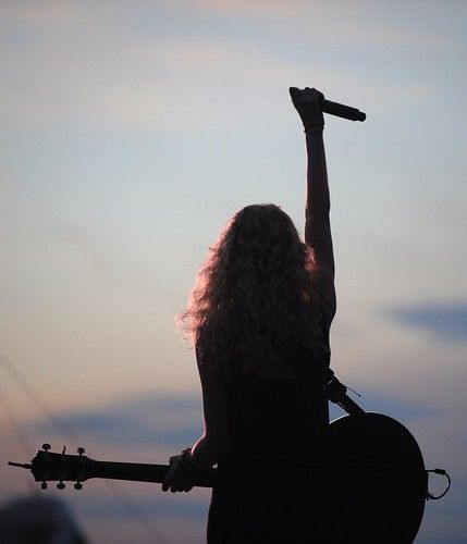 2008 Taylor Swift, Holding A Guitar, Country Thunder, Woman Singing, Guitar Photos, Guitar Photography, Dream Music, Daisy Jones, Guitar Girl