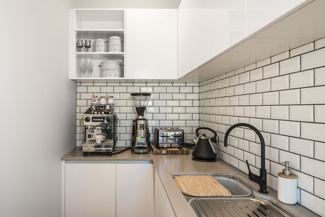 White Tiles With Black Grout Kitchen, White Tiles Black Grout Kitchen, Kitchen With White Subway Tile, Subway Tile With Dark Grout, Tile With Dark Grout, White Tiles Black Grout, Kitchen Connection, Dark Grout, Black Grout