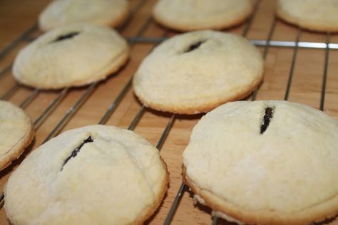 Baking it on My Own: Old Fashioned Date Filled Cookies Date Filled Cookies, Raisin Filled Cookies, Fig Cookies, Date Cookies, Christmas Cookie Exchange, Baked Cookies, Filled Cookies, Raisin Cookies, Old Fashioned Christmas