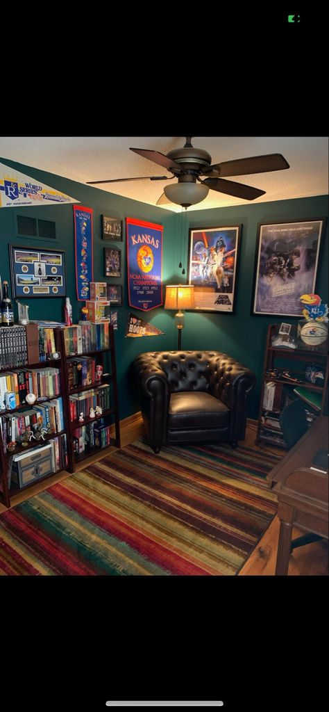 Small Bedroom Men, Man Cave Office Ideas, Sports Memorabilia Room, Small Man Cave Ideas, Small Man Cave, Man Cave Ideas, Geek Room, Small Game Rooms, Nerd Room