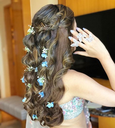 Ritika Kadam on Instagram: “One year to this iconic dispersed hair floral style that has still been trending and being reposted! 🦋 . . Hair :…” Mehendi Hairstyles, Buns And Braids, Bridal Buns, Twin Braids, Bridal Bun, Traditional Hairstyle, Cute Ponytails, Sleek Bun, Open Hairstyles